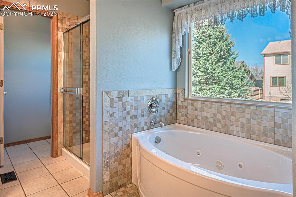 Image 23 of 49: Bathroom