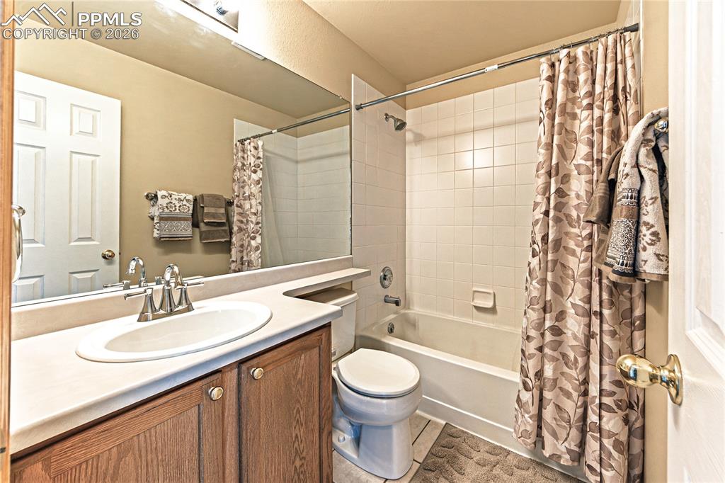 Image 34 of 49: Bathroom