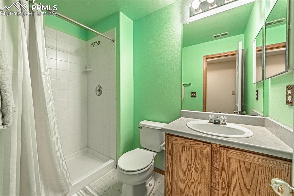 Image 40 of 49: Bathroom