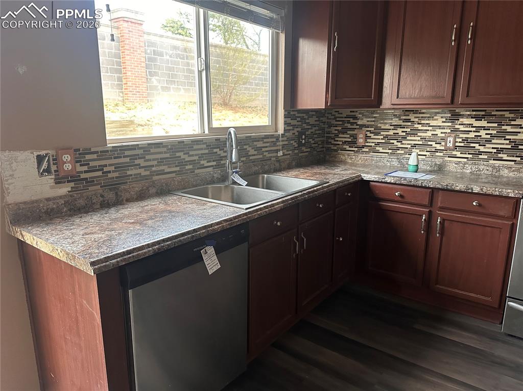 Image 10 of 33: Kitchen