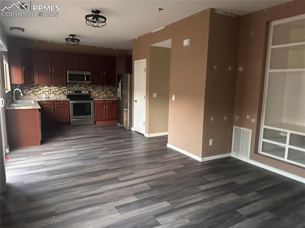 Image 12 of 33: Dining Area