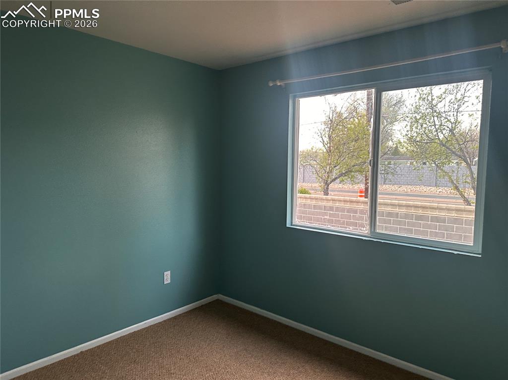 Image 20 of 33: Secondary bedroom