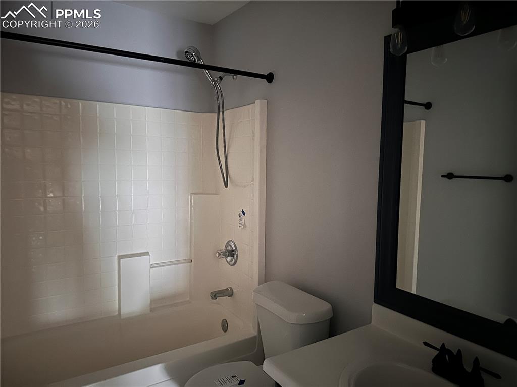 Image 22 of 33: Hall Full bath