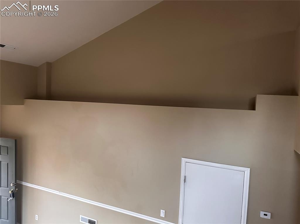 Image 5 of 33: Decorative ledge in living room