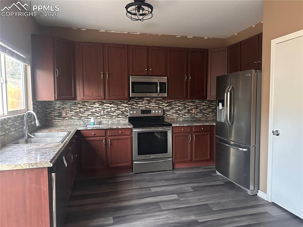 Image 8 of 33: Kitchen