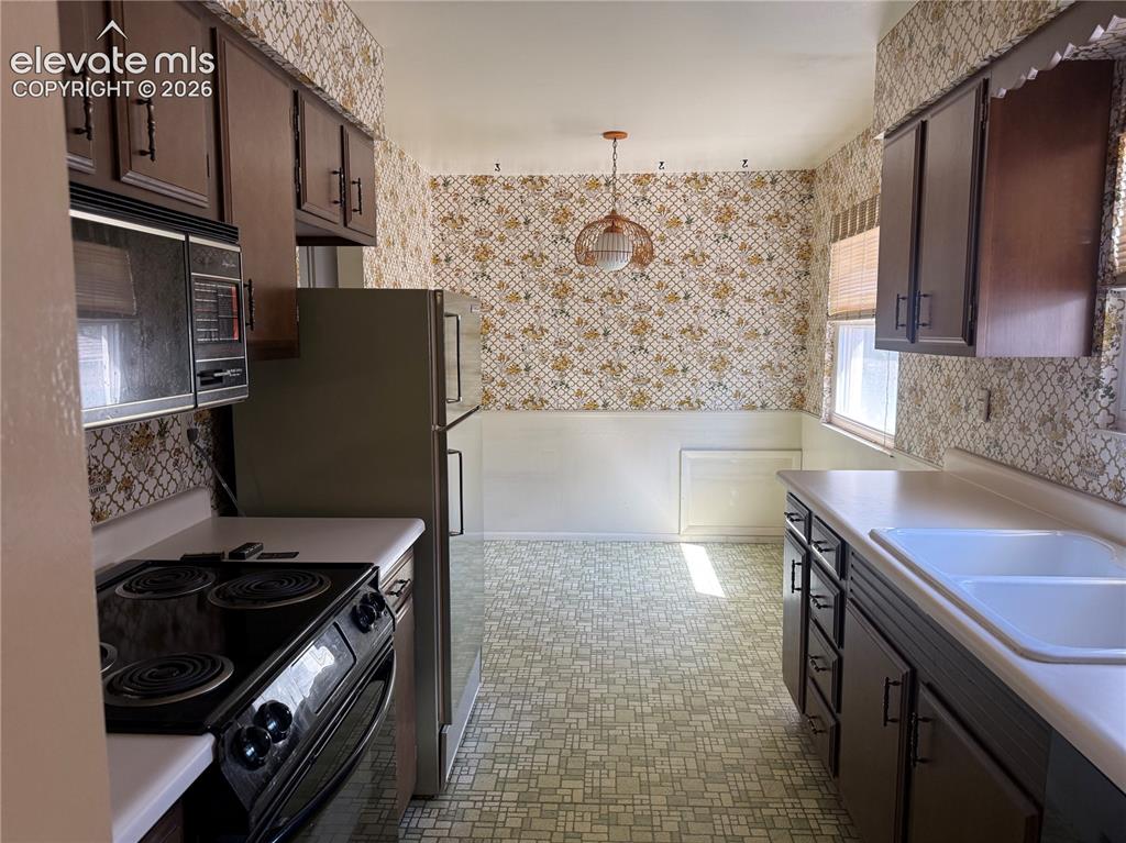 Image 3 of 44: Kitchen