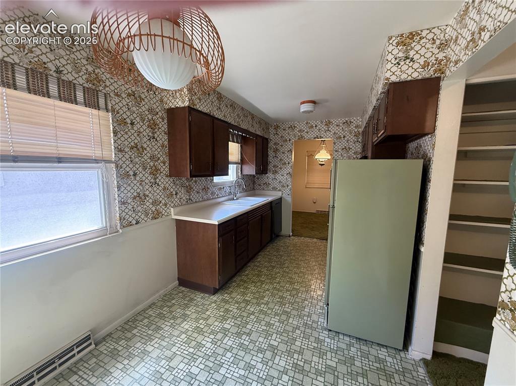 Image 4 of 44: Kitchen