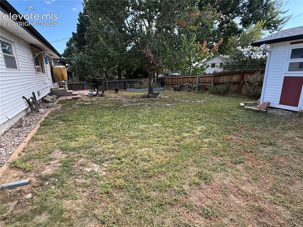 Image 41 of 44: Yard