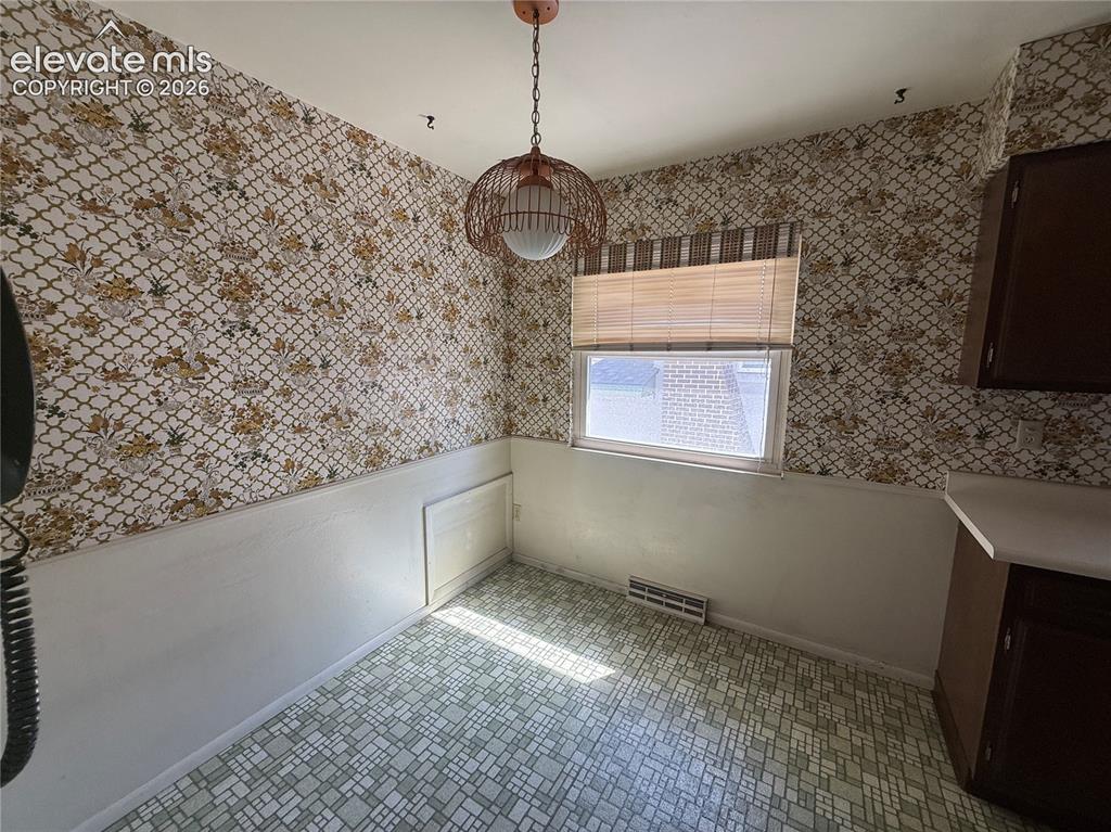 Image 5 of 44: Dining Area