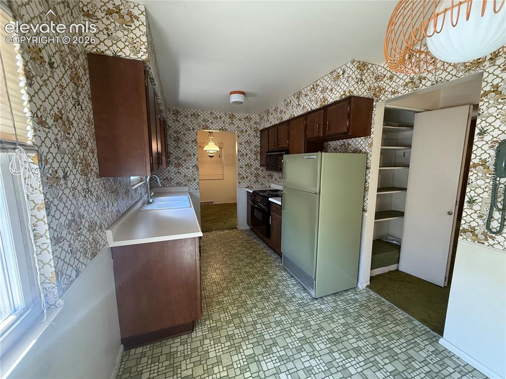 Image 6 of 44: Kitchen