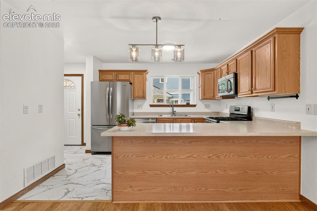 Image 14 of 44: Kitchen