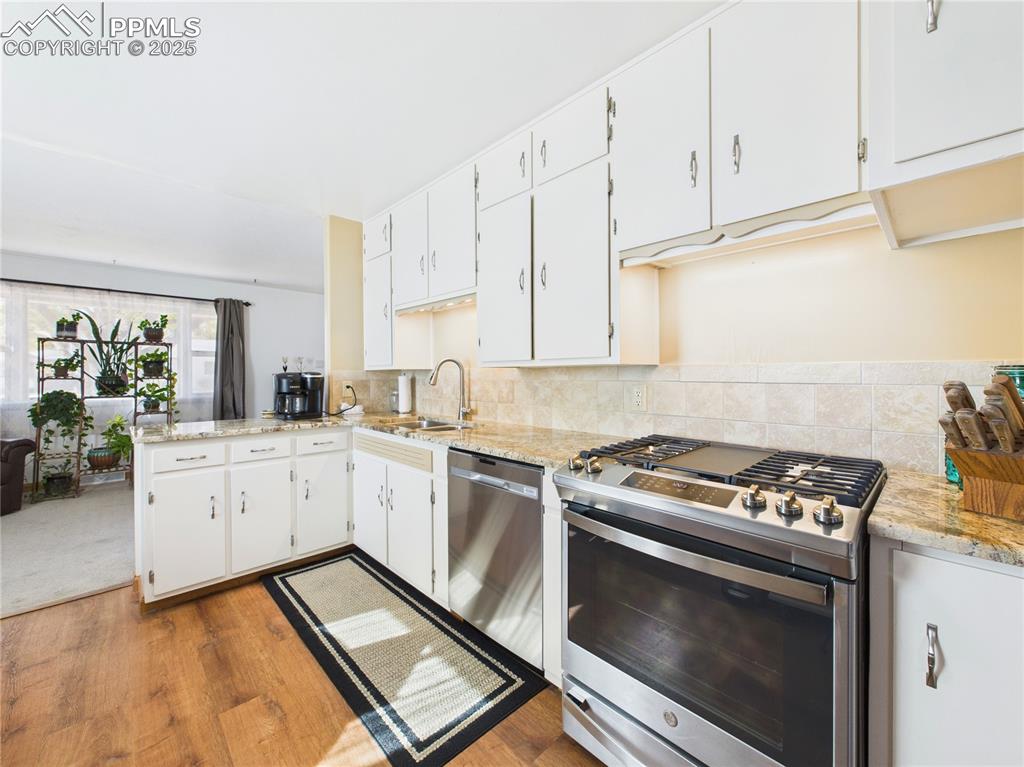 Image 10 of 28: Kitchen