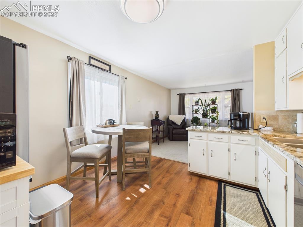 Image 11 of 28: Kitchen