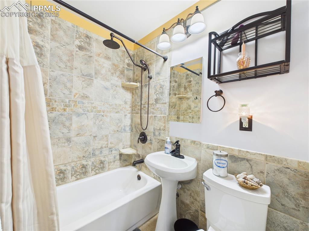 Image 18 of 28: Bathroom