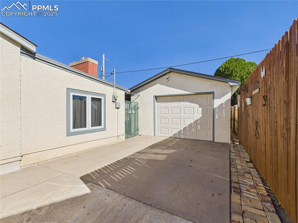 Image 4 of 28: Garage