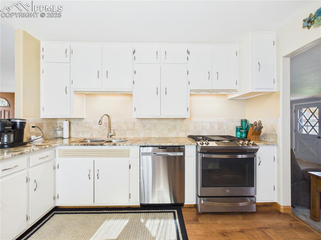 Image 9 of 28: Kitchen