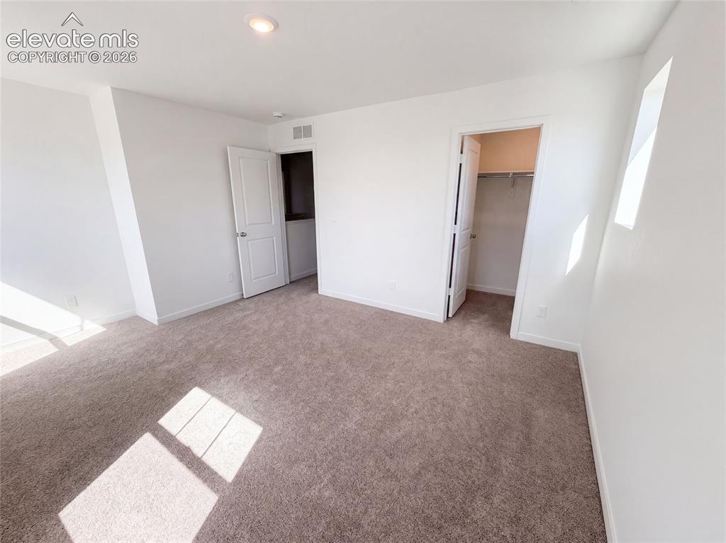 Image 18 of 20: Bedroom