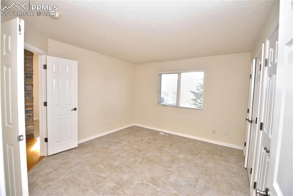 Image 18 of 29: Bedroom