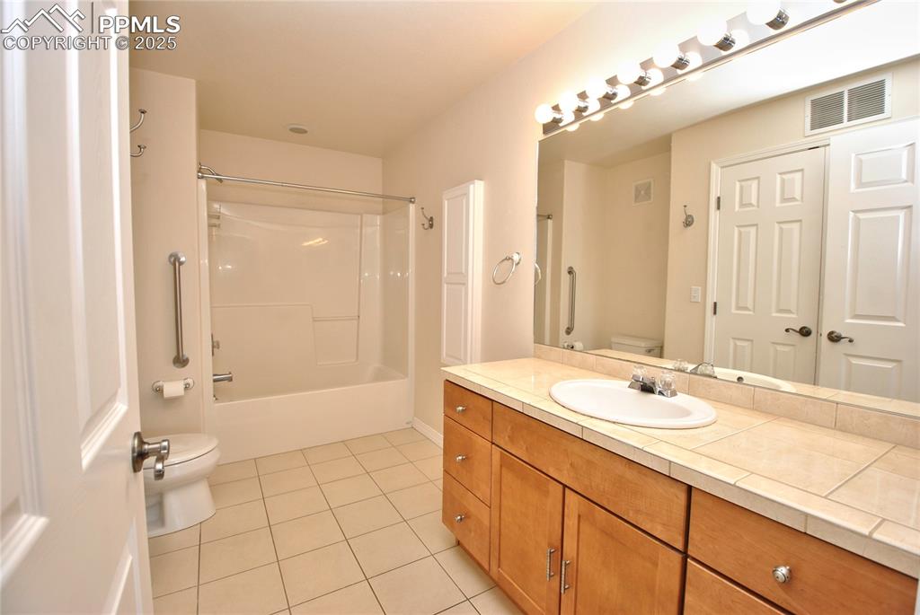 Image 20 of 29: Bathroom