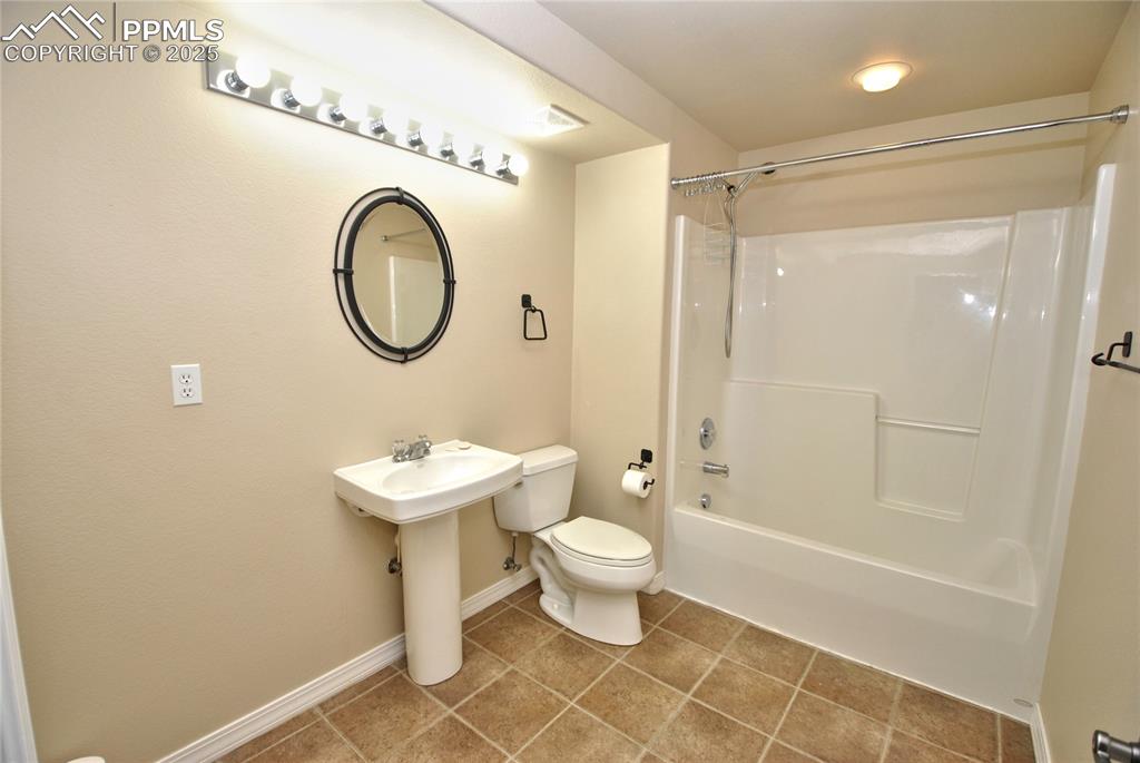 Image 23 of 29: Bathroom