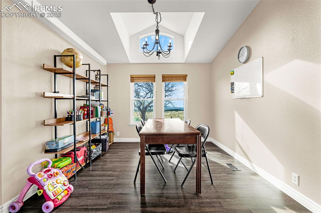 Image 14 of 47: Dining Area