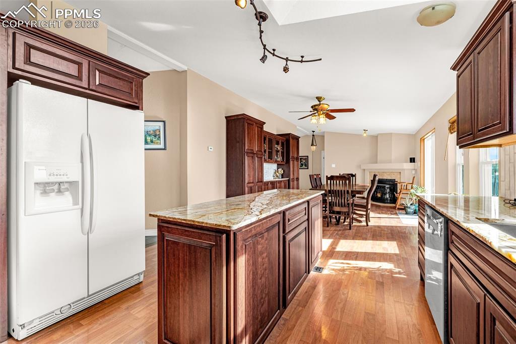 Image 5 of 47: Kitchen