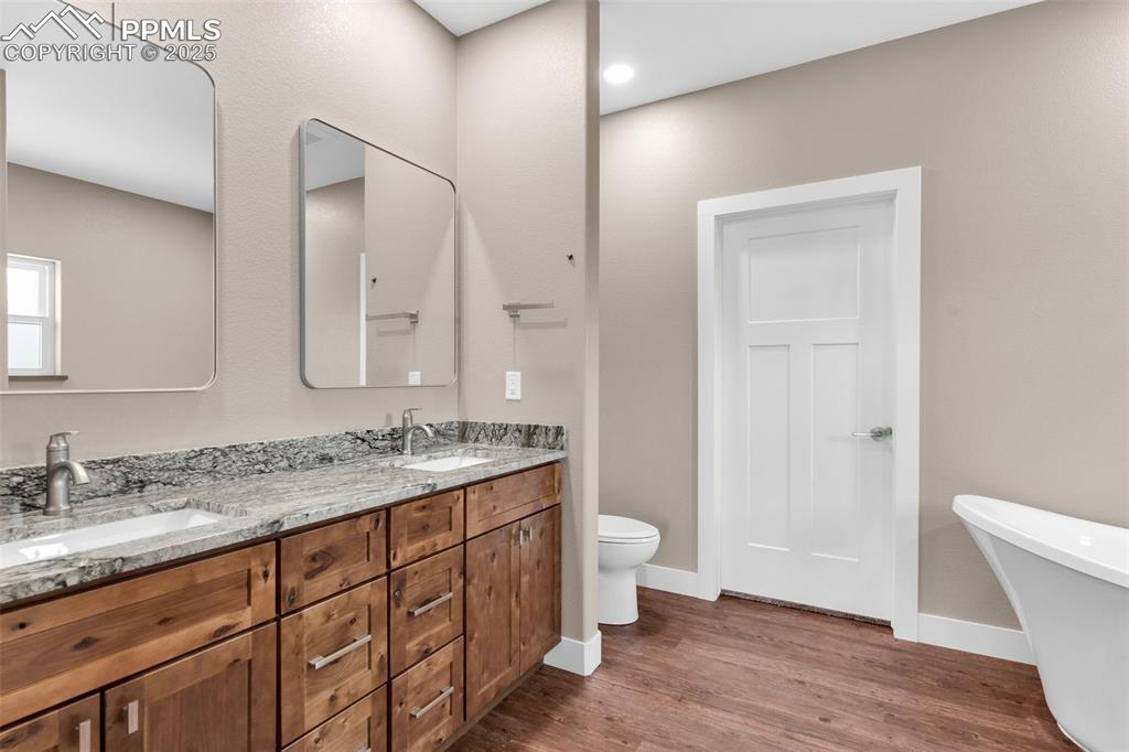 Image 10 of 10: Bathroom
