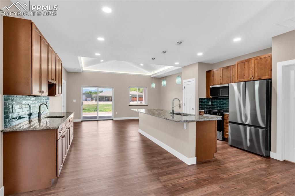 Image 4 of 10: Kitchen