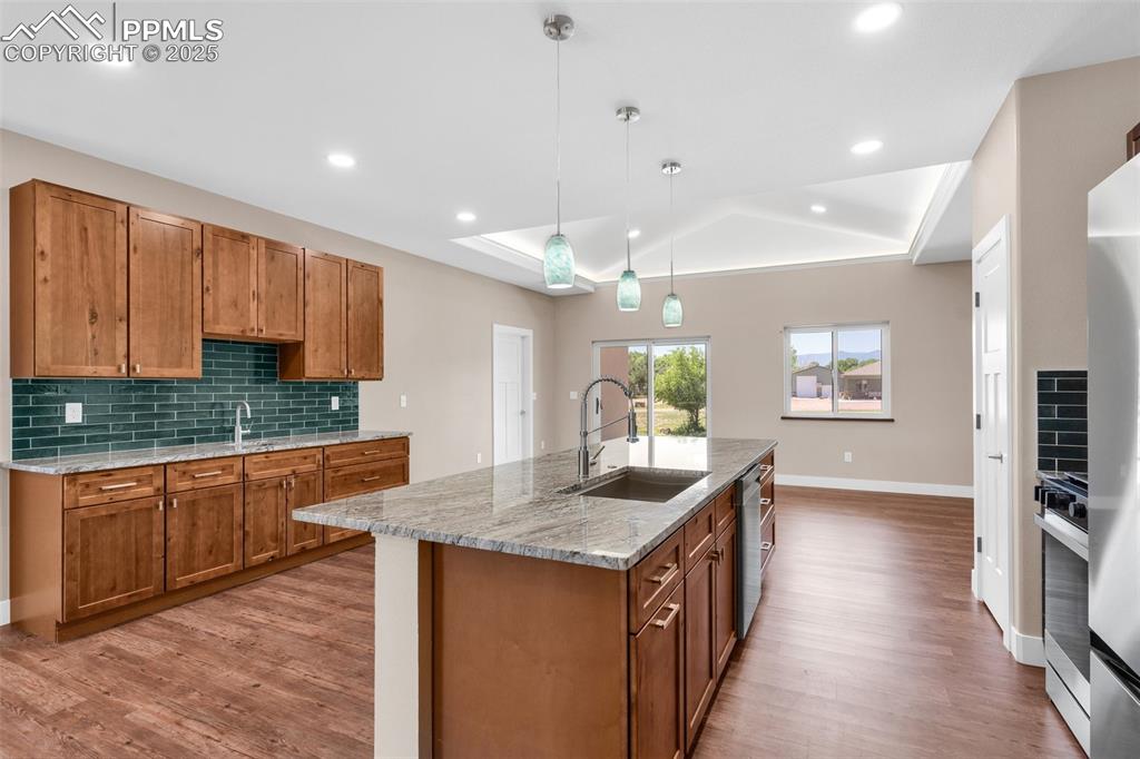 Image 8 of 10: Kitchen