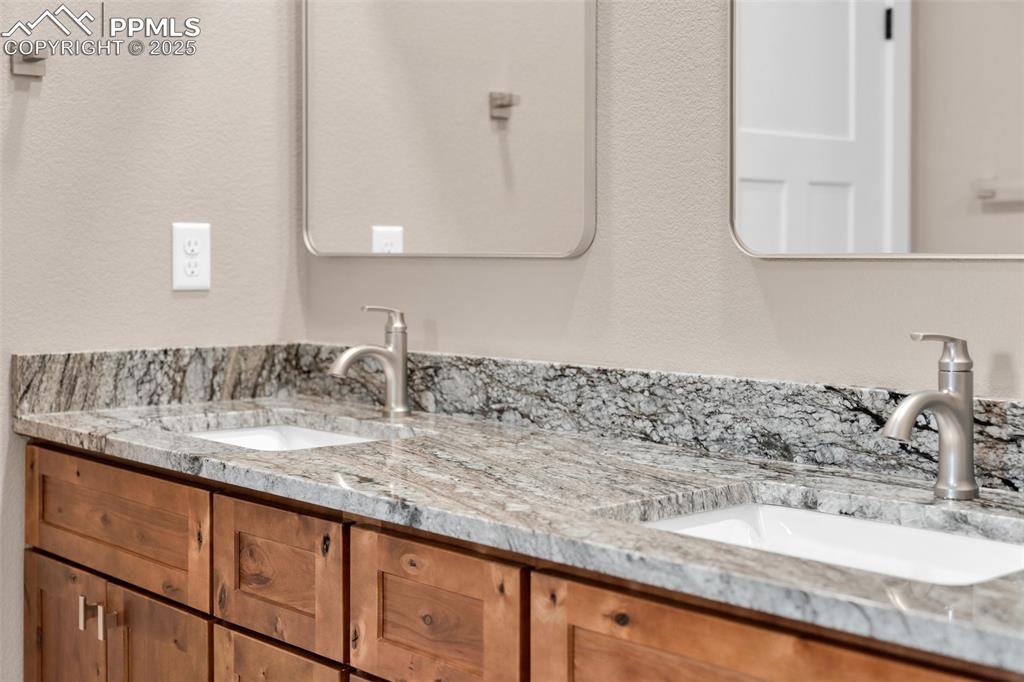 Image 9 of 10: Bathroom
