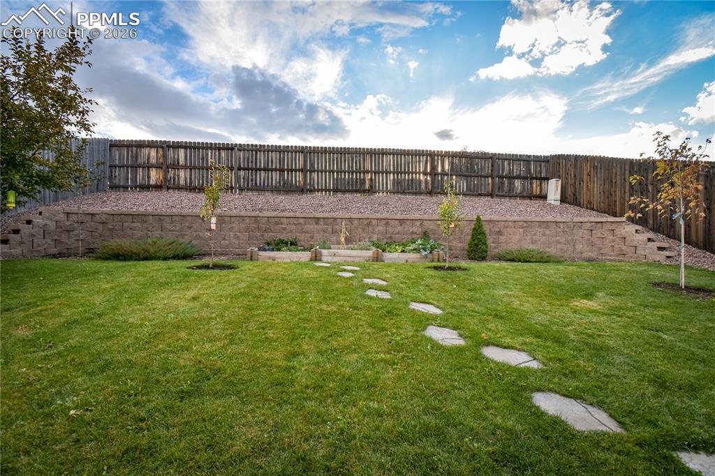 Image 9 of 44: Yard