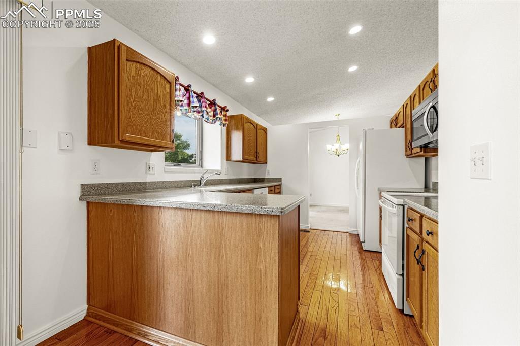 Image 15 of 47: Kitchen