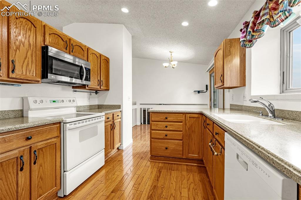 Image 16 of 47: Kitchen