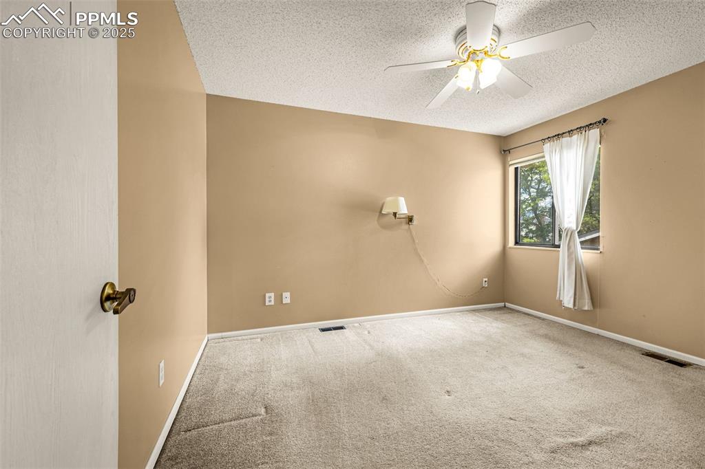 Image 22 of 47: Bedroom