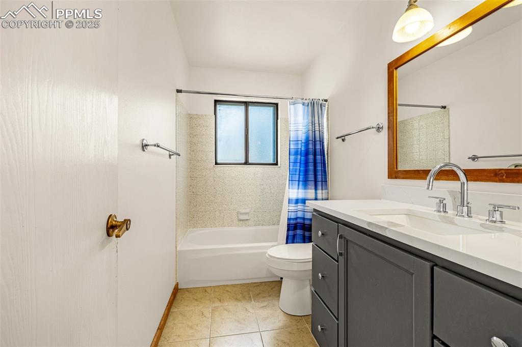 Image 24 of 47: Bathroom