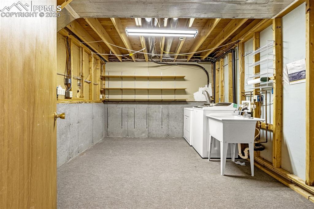 Image 32 of 47: Laundry Room