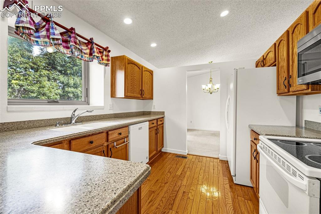 Image 8 of 47: Kitchen