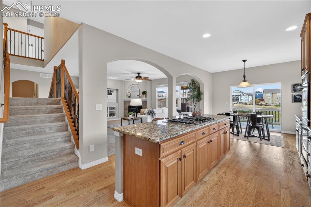 Image 18 of 50: Kitchen