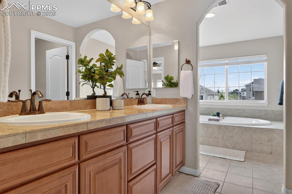 Image 24 of 50: Bathroom