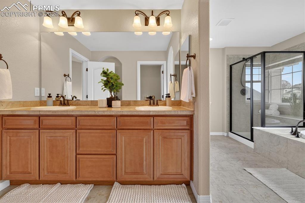 Image 26 of 50: Bathroom