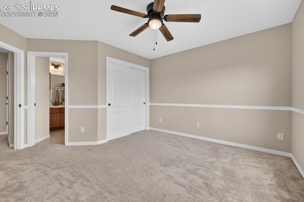 Image 33 of 50: With an ensuite bathroom