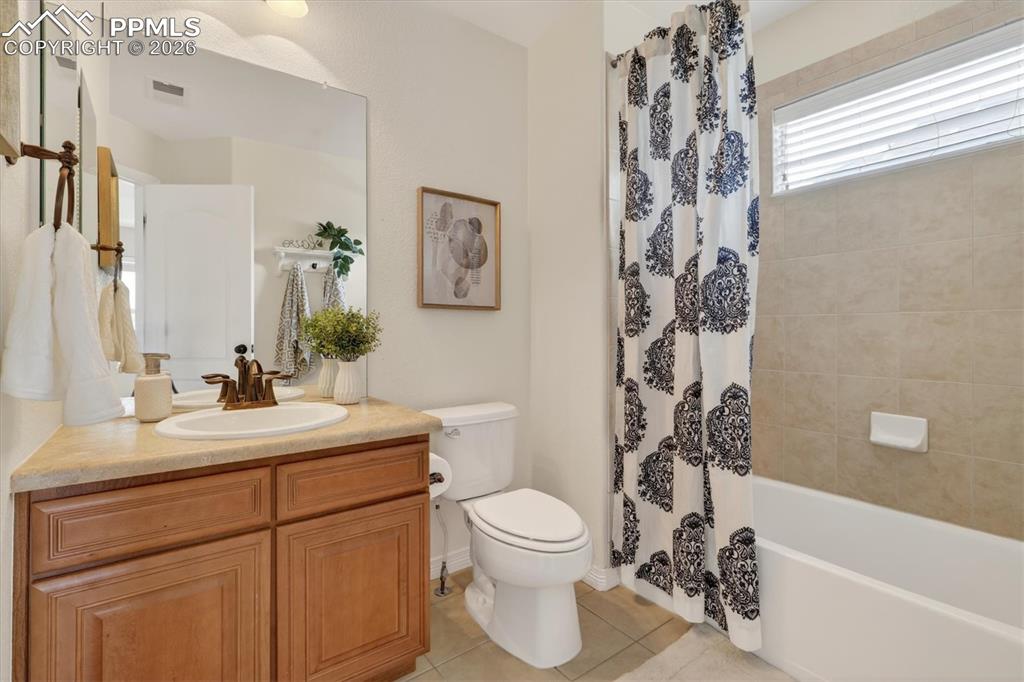 Image 34 of 50: Ensuite bathroom