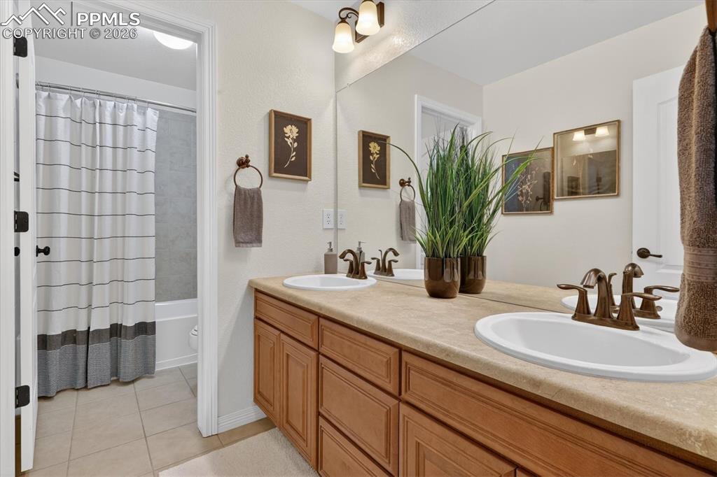 Image 36 of 50: Bathroom