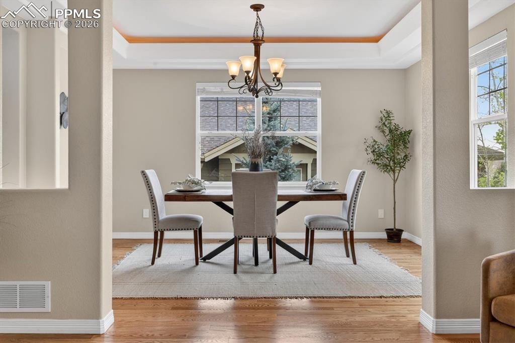 Image 7 of 50: Dining Area