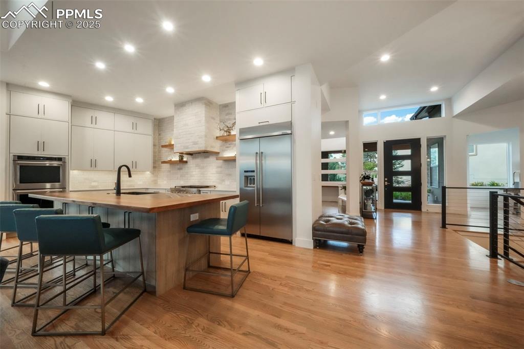 Image 10 of 50: Kitchen