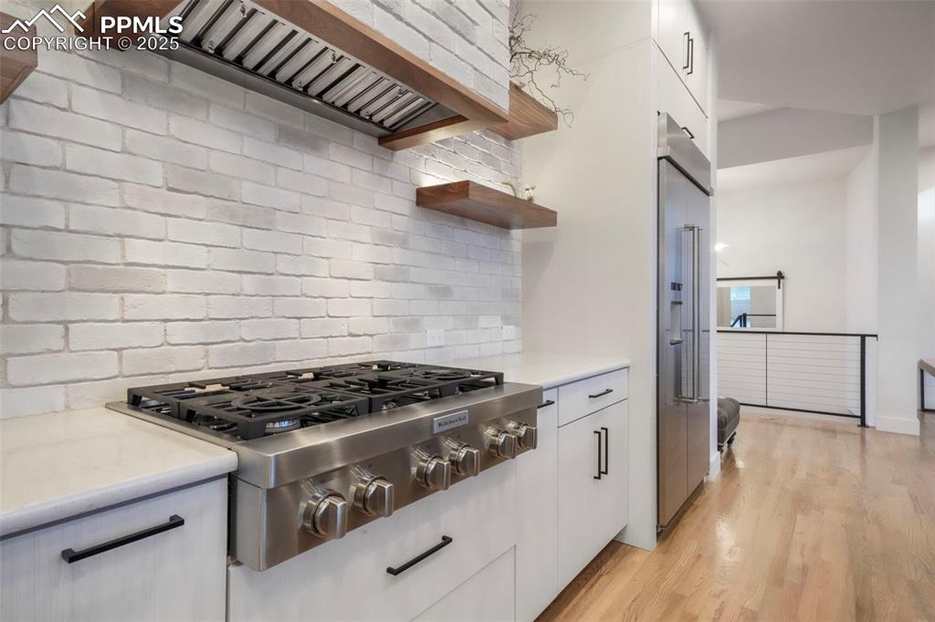 Image 12 of 50: Kitchen