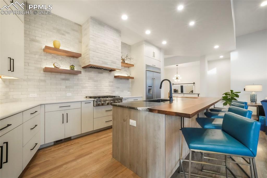 Image 13 of 50: Kitchen