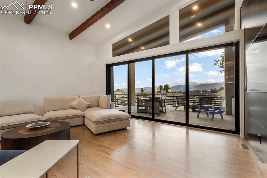 Image 18 of 50: Great Room