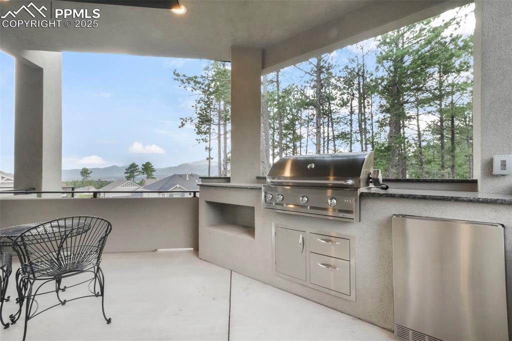 Image 21 of 50: Patio