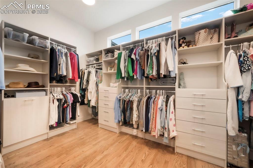 Image 27 of 50: Closet